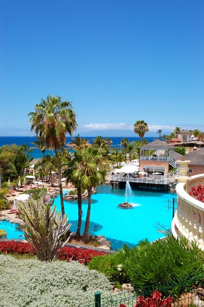 Plavecký bazén, restaurace pod širým nebem a pláž luxusního hotelu, te — Stockfoto