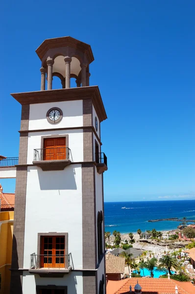 Torre com relógio no hotel de luxo, ilha de Tenerife, Espanha — Fotografia de Stock
