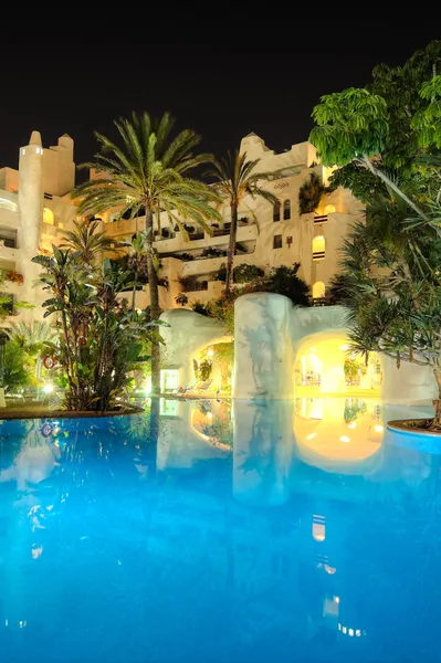 Iluminación nocturna de hotel de lujo, isla de Tenerife, España —  Fotos de Stock