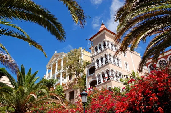 Hôtel de luxe décoré de fleurs, île de Tenerife, Espagne — Photo