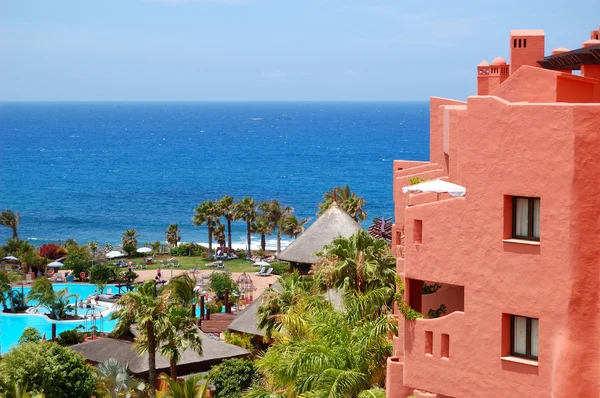 Edifício e praia do hotel de luxo, ilha de Tenerife, Espanha — Fotografia de Stock