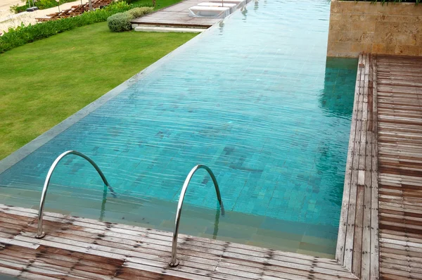 Moderna piscina en el hotel de lujo, Phuket, Tailandia —  Fotos de Stock