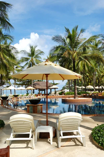 Piscina no hotel de luxo, Phuket, Tailândia — Fotografia de Stock