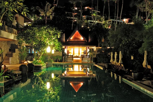 Illuminazione notturna in hotel di lusso, Phuket, Thailandia — Foto Stock