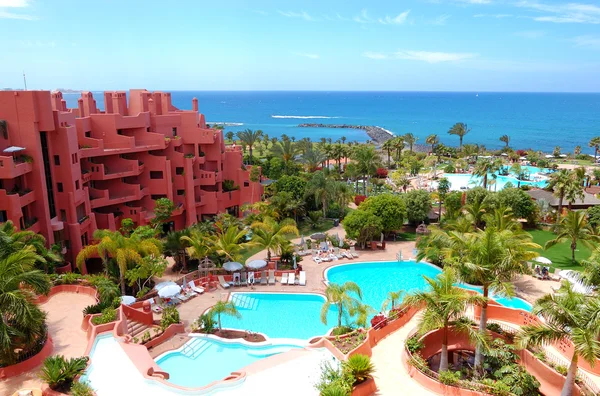 Edificio y playa del hotel de lujo, isla de Tenerife, España — Foto de Stock