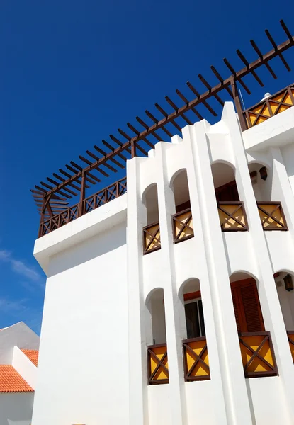 Edificio con terraza de hotel de lujo, isla de Tenerife, España — Foto de Stock