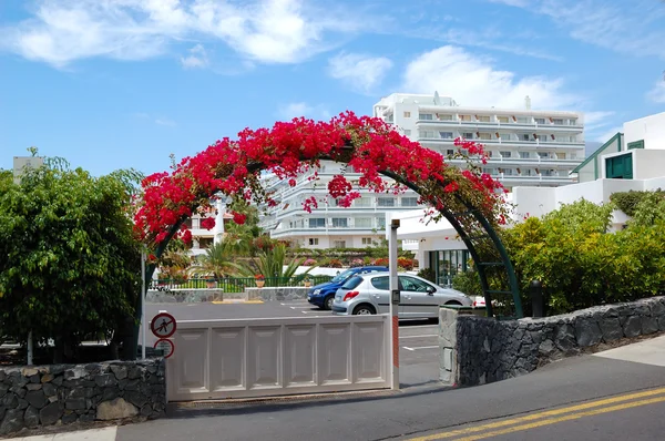 Edificio e arco con fiori di hotel di lusso, isola di Tenerife , — Foto Stock