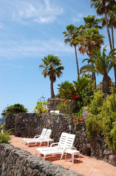 Tumbonas en la terraza del hotel de lujo, isla de Tenerife, España —  Fotos de Stock