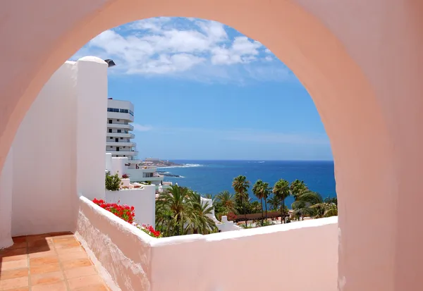 La vista al mar desde un edificio de hotel de lujo, playa y Atlántico —  Fotos de Stock