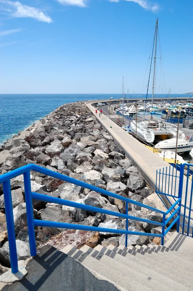 Yates de vela de estacionamiento y océano Atlántico, la isla de tenerife, España — Stok fotoğraf