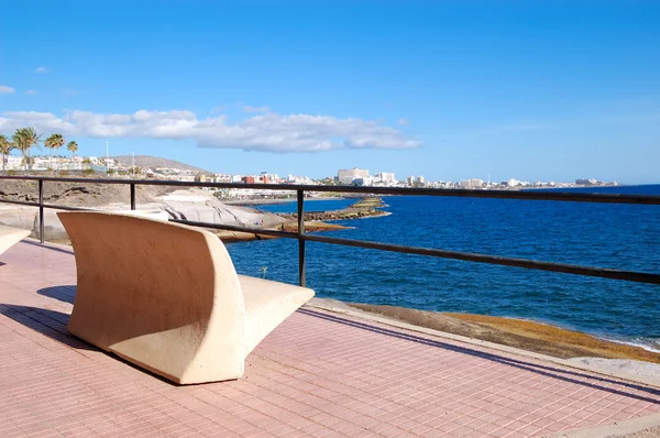 Сифо и скамейка запасных на Playa de las Americas, остров Тенерифе, Sp. — стоковое фото