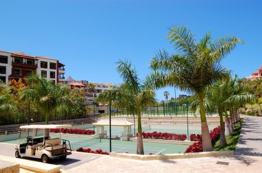 Tenis kortlarında lüks otel ve golf araç, tenerife Adası