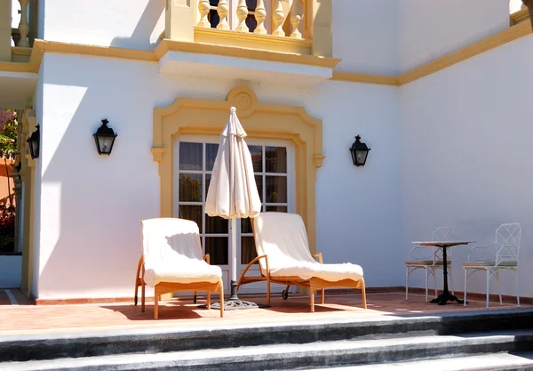 Chaises longues à l'extérieur de villa de luxe, île de Tenerife, Espagne — Photo