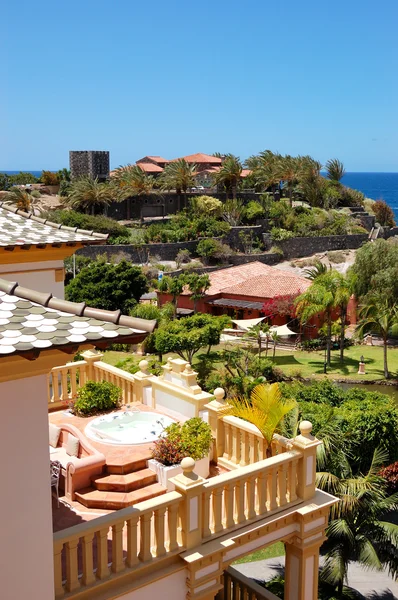 Uitzicht op de villa met jacuzzi in de buitenlucht, eiland tenerife, Spanje — Stockfoto