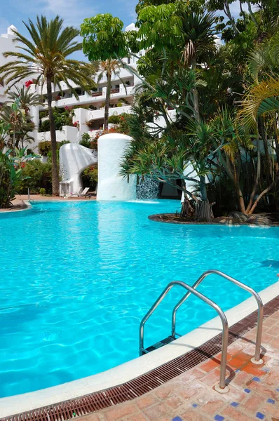 Yüzme Havuzu ve Şelalesi ve lüks otel, binasının tener — Stok fotoğraf
