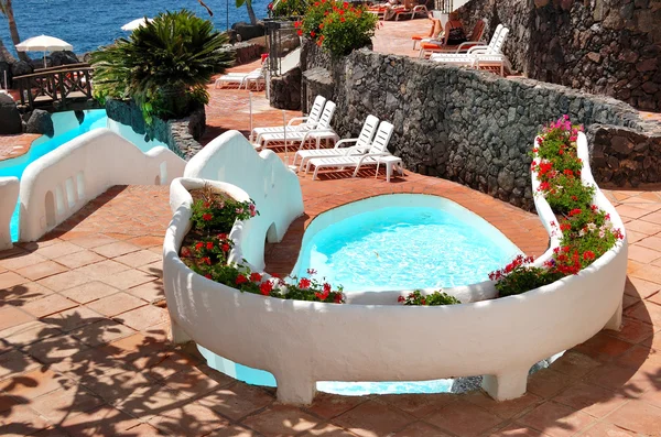 Piscina en la playa de hotel de lujo, isla de Tenerife, Spa —  Fotos de Stock