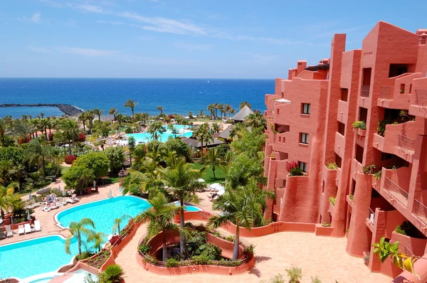 Edifício e praia do hotel de luxo, ilha de Tenerife, Espanha — Fotografia de Stock