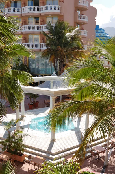 Zwembad met jacuzzi op tenerife eiland, luxehotel, spa — Stockfoto