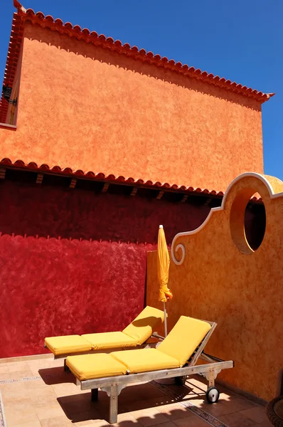 O terraço com espreguiçadeiras no hotel de luxo, Tenerife isla — Fotografia de Stock