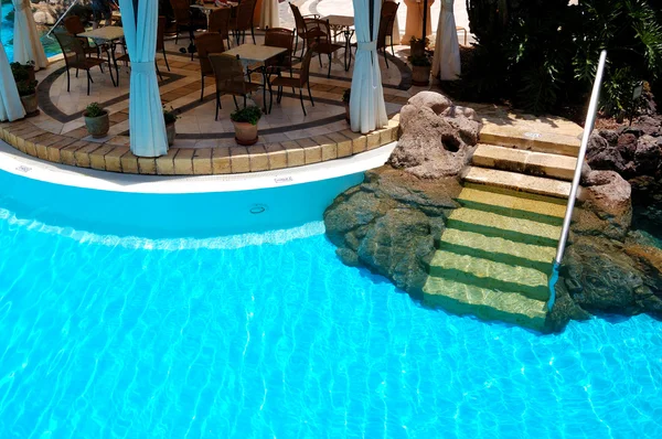 Venkovní restaurace poblíž bazén, ostrov tenerife, Španělsko — Stock fotografie