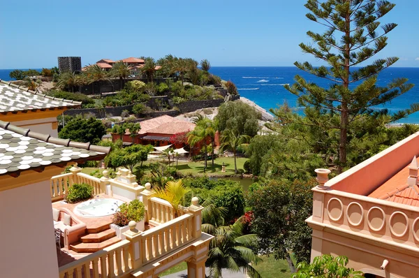 Uitzicht op de villa met jacuzzi in de buitenlucht, eiland tenerife, Spanje — Stockfoto