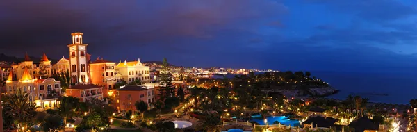 Nocne oświetlenie, luksusowy hotel podczas zachodu słońca i plaży playa de la — Zdjęcie stockowe