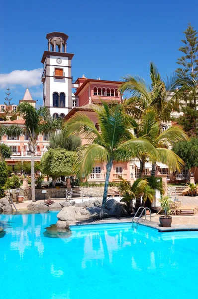 Torre con reloj en el hotel de lujo, isla de Tenerife, España —  Fotos de Stock
