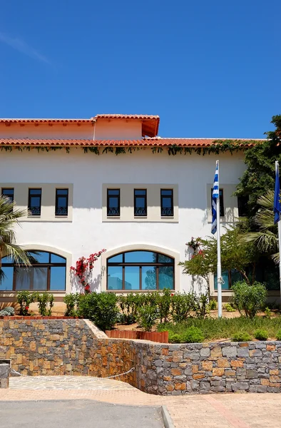 Bau des Luxushotels und der griechischen Flagge, Beton, Griechenland — Stockfoto