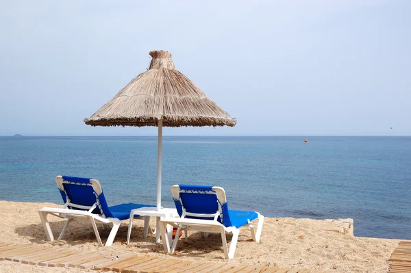 Playa y tumbonas de hotel popular, Creta, Grecia —  Fotos de Stock