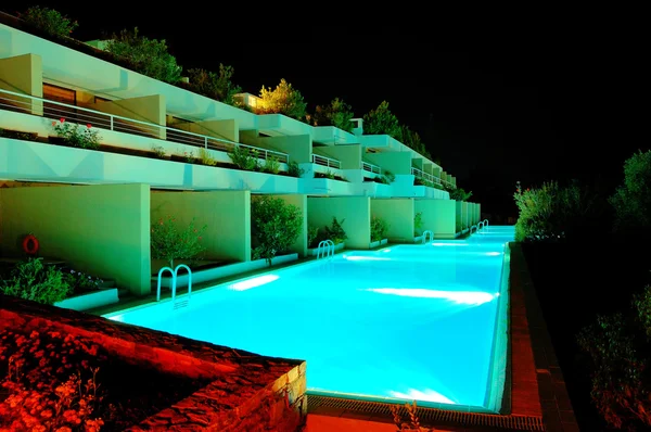 A luxus hotel éjszakai megvilágítás, Kréta, gree medence — Stock Fotó