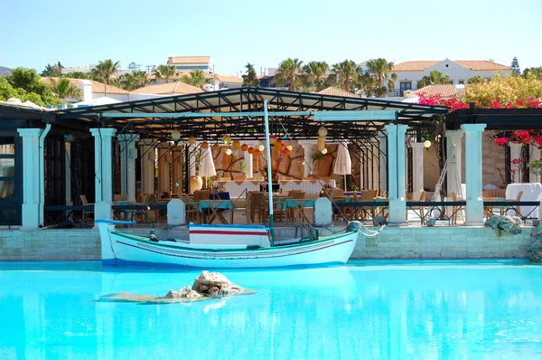 在游泳池的豪华酒店，克里特岛的餐厅里的帆船, — 图库照片