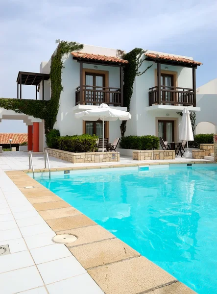 Modern luxury villa with swimming pool at luxury hotel, Crete, G — Stock Photo, Image