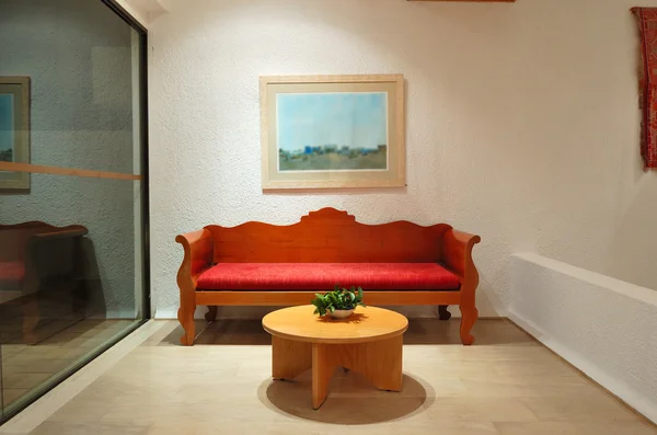 Лофт-зона с диваном и столом в роскошном отеле, Крит, Греция — стоковое фото