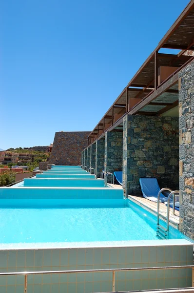 Piscina en la moderna villa de lujo, Creta, Grecia — Foto de Stock