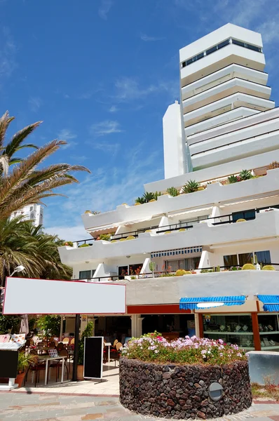 Ресторан у моря на площади Playa de las Americas — стоковое фото