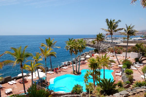 Vista sulla spiaggia, palme e piscina di hotel di lusso, Tene — Foto Stock