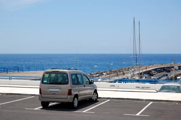 Voiture garée sur le parking en bord de mer près du yacht marine avec vue — Photo