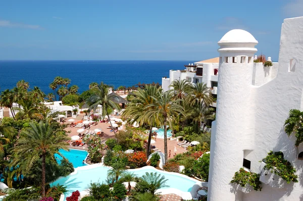 Χώρος αναψυχής με πισίνες και παραλία πολυτελούς ξενοδοχείου, t — Φωτογραφία Αρχείου