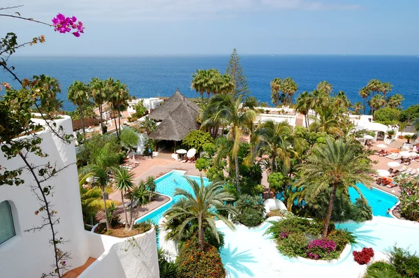 Zona de recreo con piscinas y playa de hotel de lujo, T — Foto de Stock