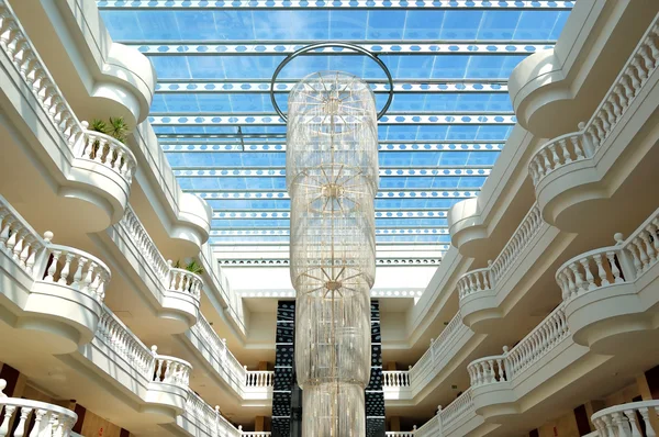 La gran lámpara de araña en el vestíbulo en el hotel de lujo, isla de Tenerife , — Foto de Stock