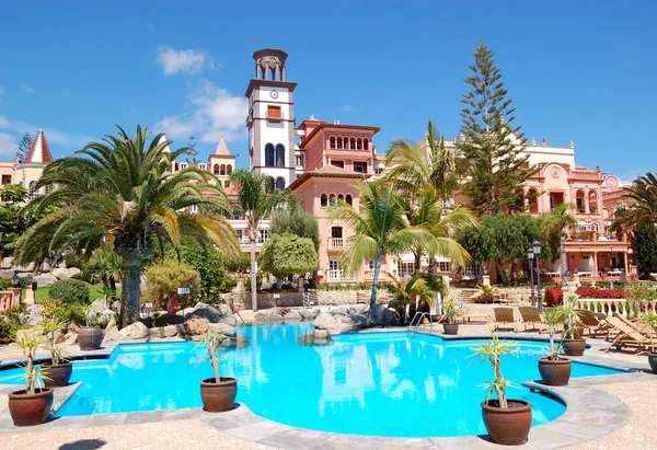 Torre com relógio e piscina no hotel de luxo, Tenerife — Fotografia de Stock