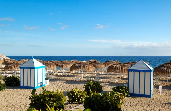 Praia do hotel de luxo ao pôr do sol, ilha de Tenerife, Espanha — Fotografia de Stock
