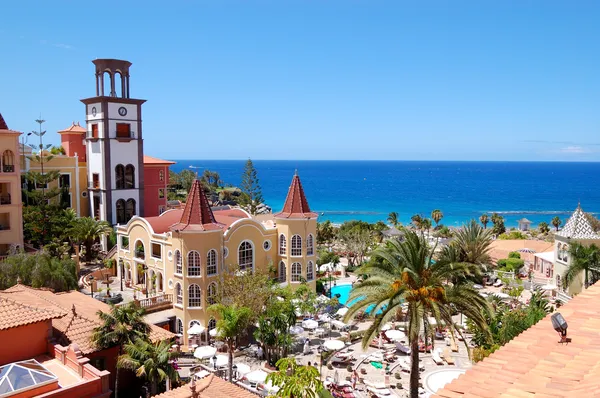 Torre con orologio presso l'hotel di lusso, isola di Tenerife, Spagna — Foto Stock