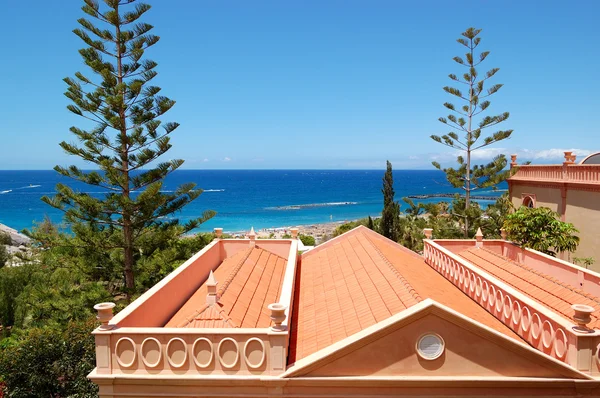 Střecha z vily a pláže ostrova tenerife, Španělsko — Stock fotografie