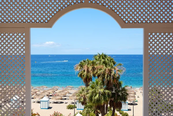 Zobacz na plaży luksusowy hotel, wyspa tenerife, Hiszpania — Zdjęcie stockowe