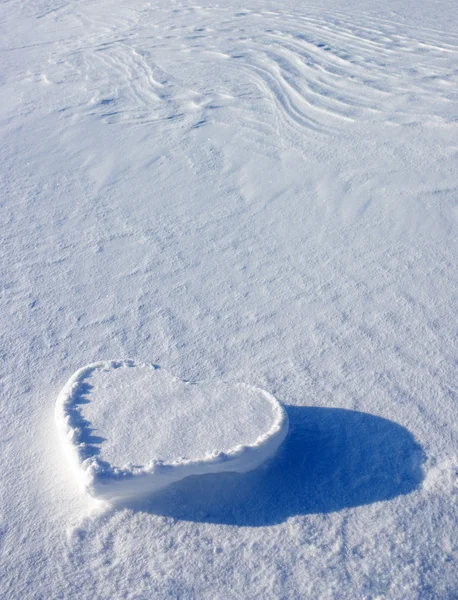Сердце на снегу . — стоковое фото