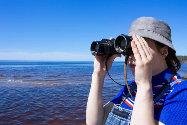 Dívka s dalekohled. — Stock fotografie