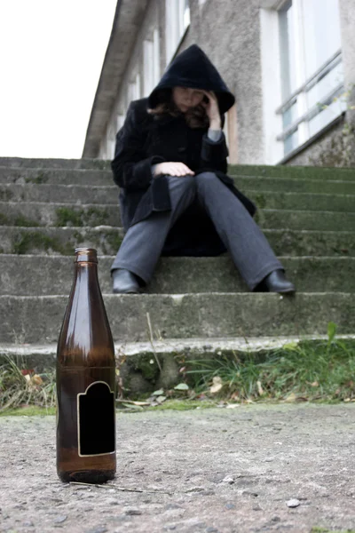 Betrunkene Frau mit Flasche. — Stockfoto