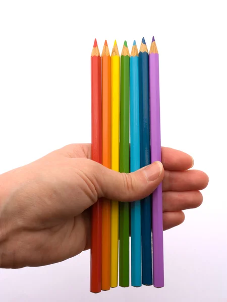 Crayones apretados en su mano — Foto de Stock