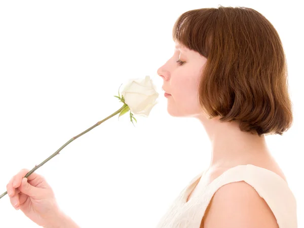 Κορίτσι sniffs ένα τριαντάφυλλο. — Φωτογραφία Αρχείου